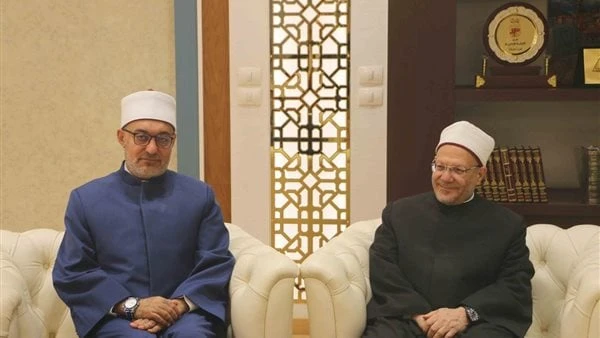 رقي التسليم والتسلم.. شوقي علام يصطحب المفتي الجديد في جولة بأروقة الدارصورفي مشهد حضاري يعكس التعاون والترابط بين علماء الأزهر الشريف، شهدت دار الإفتاء المصرية اليوم لقاء وديا بين