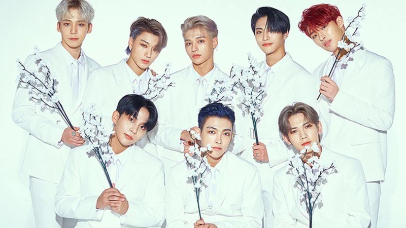 كم اعمار أعضاء فرقة ايتيز؟ وأبرز المعلومات عنهمكم اعمار أعضاء فرقة ايتيز؟ فهي بمثابة فرقة غنائية استعراضية تتألف من ثمان أعضاء من الذكور، وكل منهم يتمتع بعمر مختلف عن الآخر، وكان أ