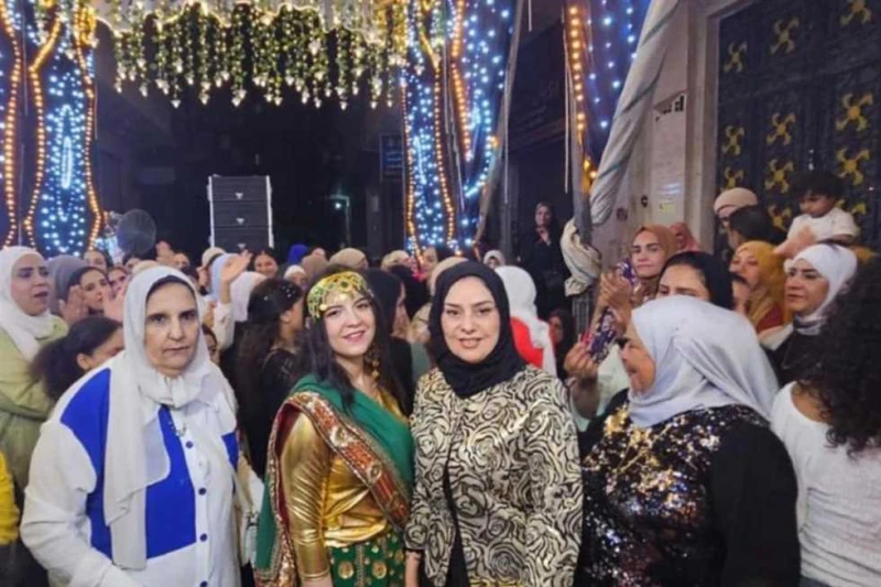 سفيرة البحرين بالقاهرة في حفل زفاف شعبي بإمبابة.. ما القصة؟ في لفتة إنسانية، حضرت السفيرة فوزية بنت عبد الله زينل سفيرة مملكة البحرين لدى مصر، المندوبة الدائمة لدى جامعة الدول العر