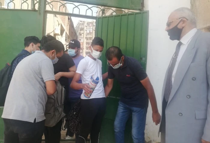 تفتيش طلاب الثانوية العامة الدور الثاني قبل دخولهم لجان الامتحان مع بدء طلاب الثانوية العامة 2024 الدور الثاني في التوافد إلى مقار لجانهم لتأدية