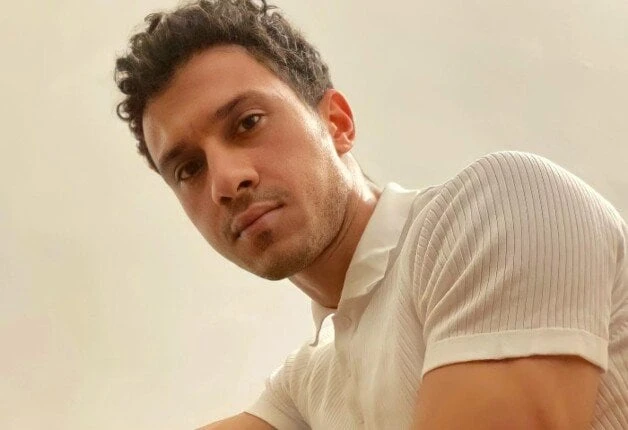 قبل عرضه في مهرجان فينسيا.. عصام عمر يروج ل البحث عن منفذ لخروج السيد رامبويواصل الفنان عصام عمر، عبر حسابه الرسمي بموقع تداول الصور والفيديوهات