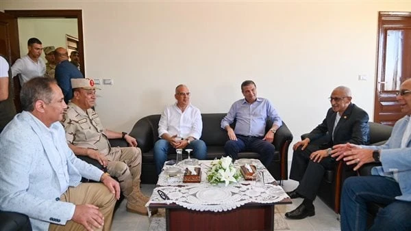 وزيرا الري والزراعة يزوران محافظة شمال سيناء لتفقد مركز الخدمات بموقع النثيلةوصل الدكتور هانى سويلم وزير الموارد المائية والرى ، والأستاذعلاء فاروق
