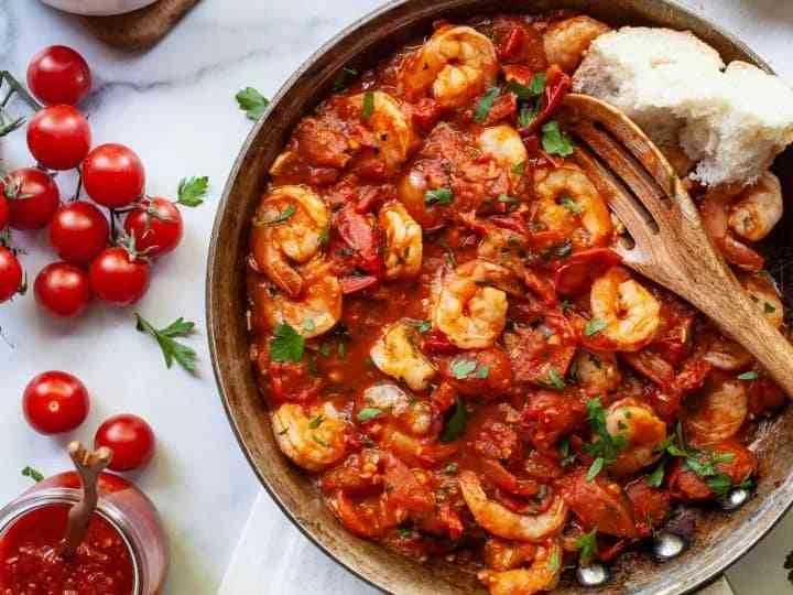 طاجن الجمبري بالخضار بطريقة سهلةالمقادير الجمبري : نصف كيلو (مقشر) البصل : 1 حبة (مفروم) الثوم : 5 فصوص فلفل رومي : 2 حبة (أحمر وأخضر مقطع) طماطم : كوب ونصف (مفرومة) كزبرة يابسة :