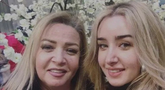 تفاصيل أزمة هنا الزاهد ووالدتها شيرين المنزلاوي.. وسر الكامبوندتفاصيل أزمة هنا الزاهد ووالدتها شيرين المنزلاويالفنانة هنا الزاهد.. تصدر فيديو لسيدة