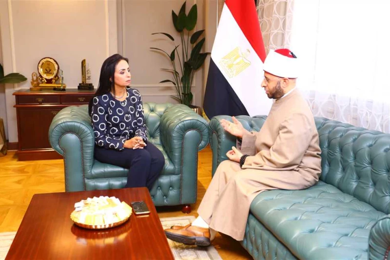 مايا مرسي تستقبل وزير الأوقاف ويبحثان التعاون في عدد من الملفات المشتركة استقبلت الدكتورة مايا مرسي وزيرة التضامن الاجتماعي، اليوم، الدكتور أسامة