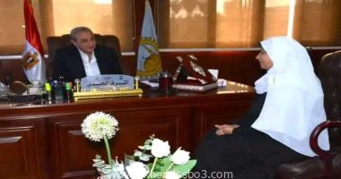 الغربية: متابعة رشدي ابوطالب عقد اللواء أشرف الجندي محافظ الغربية ، اجتماعا مع الأستاذة حسناء احمد إبراهيم مدير مديرية التضامن بالغربية عقب تسلمها