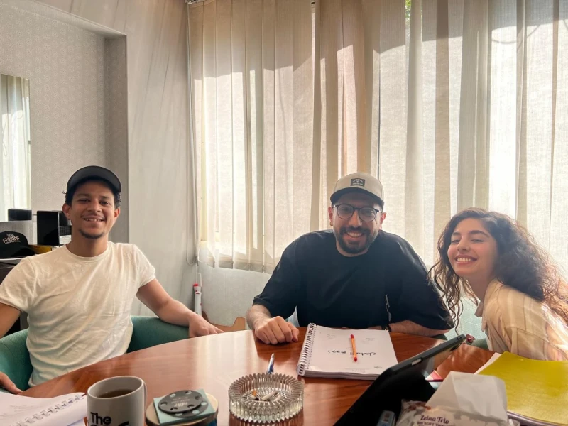 محمد جلال كاتب فيلم نجوم الساحل يطرح صور من كواليس العمل تجمعه وابطالهطرح السيناريست الشاب محمد جلال عبر صفحته الشخصية على موقع التواصل الاجتماعي