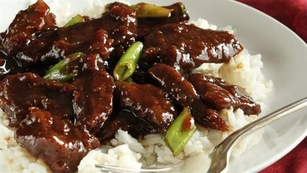 بصوص الصويا.. طريقة عمل لحم على الطريقة الصينيةتعتبر طريقة عمل لحم بالصويا صوص، و هي من وصفات المطبخ الصيني، ويمكن تحضيرها في المنزل بخدوات سهلة وبسيطة، وتقديمها مع الأرز الأبيض وا