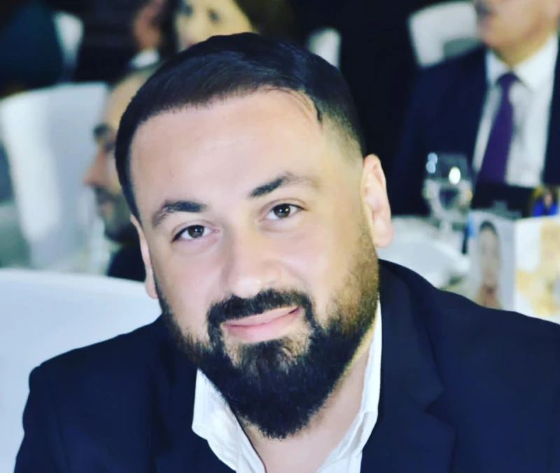 هذا ما كشفه متعهد الحفلات حسين كسيرة ل افاق عربية قبل ساعات من حفل الوسوف وآدم ورحمة رياض في بيروت على الرغم من كل الأوضاع الصعبة في لبنان، إلا أن الحفل الذي سيجمع كل من الفنانين ج