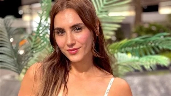 الفرق شاسع بينهما.. عارضة أزياء ترتدي فستان هلا السعيد تثير الجدل بالسوشيال ميدياشاهد أثارت الفنانة هلا السعيد الجدل بسبب إطلالاتها علي البحر