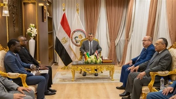 وزير الإنتاج الحربى يلتقي السفير السنغالي بمصر لبحث ودعم أوجه التعاون المشترك التقى المهندس محمد صلاح الدين مصطفى وزير الدولة للإنتاج الحربى، الدكتور كيموكو دياكيتي سفير دولة السنغ