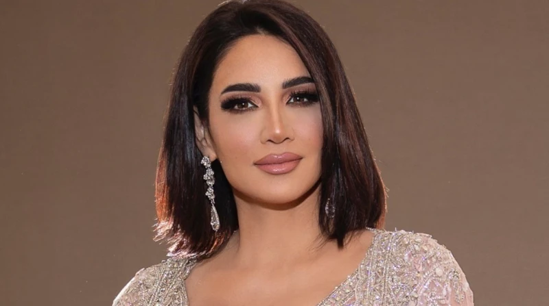 ديانا حداد تقبل رأس فيفي عبده في مهرجان العلمين (فيديو) أحيت الفنانة ديانا حداد، مساء أمس اللسبت، حفلا غنائيا ضخما ضمن برنامج حفلات الدورة الثانية من