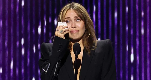 مايلي سايرس تبكي بسبب لقب أسطورة ديزني تعرف على التالي مايلي سايرس تبكي بسبب لقب أسطورة ديزني، متابعة بتجرد حققت النجمة مايلي سايرس إنجازا جديدا