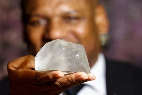 وزنها 2492 قيراطا.. العثور على أكبر ماسة بيضاء في بوتسوانا متفرقات متفرقات، وزنها 2492 قيراطا العثور على أكبر ماسة بيضاء في بوتسوانا،وزنها 2492 قيراطا العثور على أكبر ماسة بيضاء في
