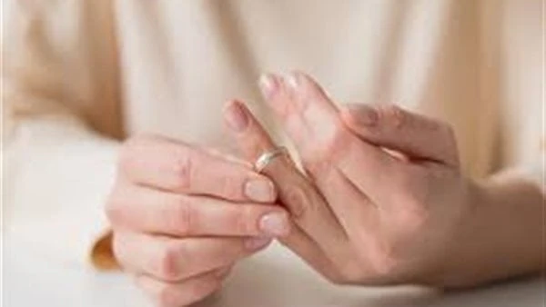 انتبهن ل3 علامات إذا ظهرت على خطيبك ينبغي فسخ الخطوبة فورالاشك أن فسخ الخطوبة تعد أحد الحلول السهلة لإنهاء علاقة غير متكافئة بين الشاب والفتاة، دون