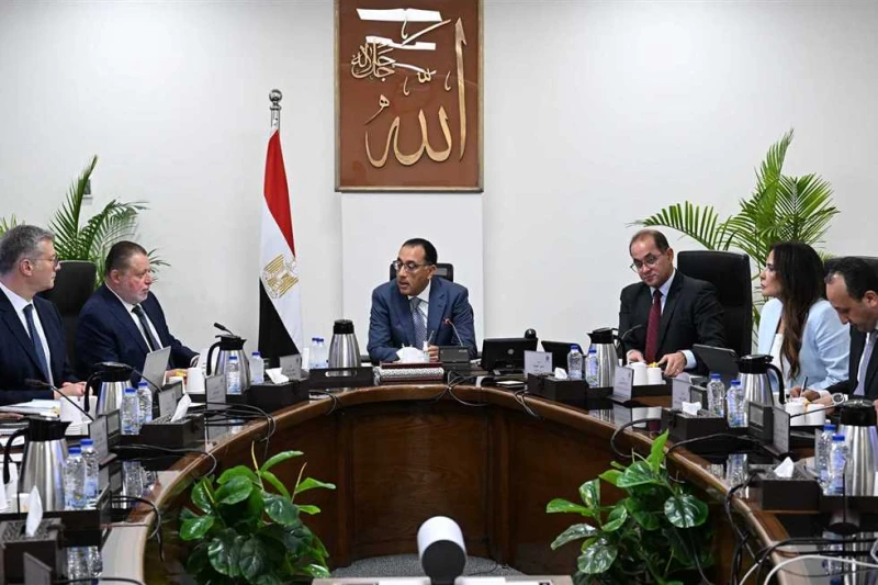 لتلبية احتياجات السوق المحلية. .. رئيس الوزراء يستعرض مع وزير البترول احتياجات القطاع عقد الدكتور مصطفى مدبولي، رئيس مجلس الوزراء، اليوم، بمقر