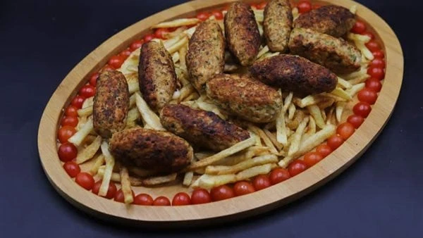 طريقة عمل كفتة الدجاج بحشوة الجبنةيمكن كسر روتين السفرة التقليدية بطبق كفتة الدجاج المحشية، حيث أنه من أشهى الأكلات المقدمة فى أفخم الفنادق