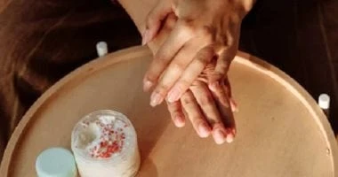 4 خطوات للحفاظ على نعومة اليدين ومنع جفافهما.. هتخليهم زى الحرير المرأة والمنوعات شاهد المقال التالي من صحافة مصر عن 4 خطوات للحفاظ على نعومة اليدين ومنع جفافهما هتخليهم زى الحرير،