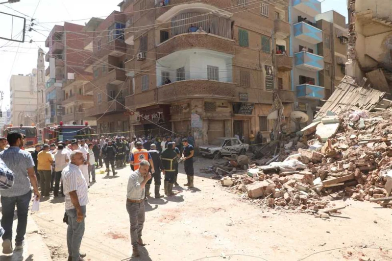 محافظ المنوفية خلال تفقده موقع العقار المنهار في شبين الكوم: صادر له قرار إزالة تفقد اللواء إبراهيم أبوليمون محافظ المنوفية اليوم الأحد، موقع حادث انهيار عقار بشارع حتحوت بحي غرب ش