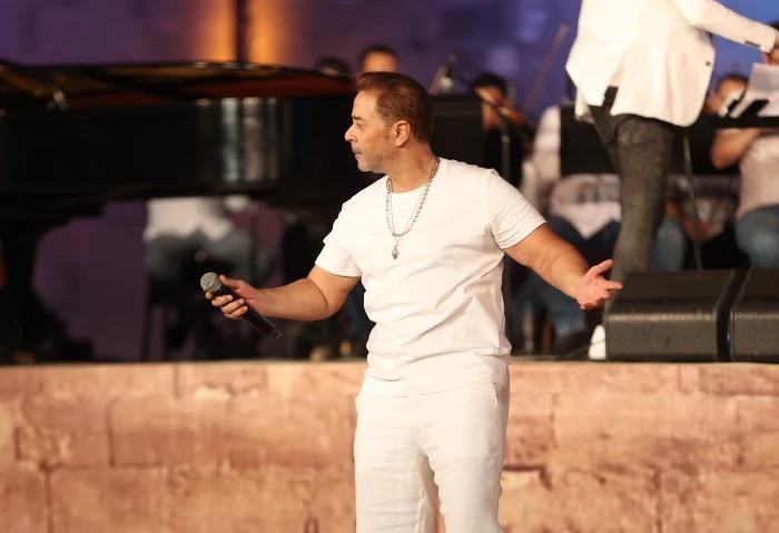 وصلة رقص لمدحت صالح على أغنية ديه اللي جابت قلبي أرض بمهرجان القلعة أحيا الفنان مدحت صالح، حفلا غنائيا أسطوريا بمهرجان القلعة ضمن فعاليات دورته ال