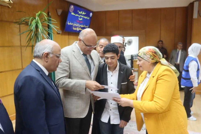 محافظ القليوبية يشهد حفل تكريم أوائل الشهادات العامة (صور) شهد المهندس أيمن عطيه محافظ القليويبة، حفل تكريم 59 طالب وطالبة من أوائل الشهادات العامة (الإعدادية- الثانوية العامة-الدب