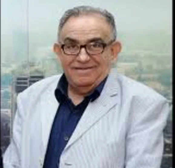 عاطف بشاي بين يدي السماءكشفت زوجة السيناريست عاطف بشاي،عن حالته الصحية بعد دخوله للمستشفى.وقالت زوجة عاطف بشاي، وهي منهارة من البكاء، : حالته الصحية بتدهور من امبارح وكان بيبصلنا و