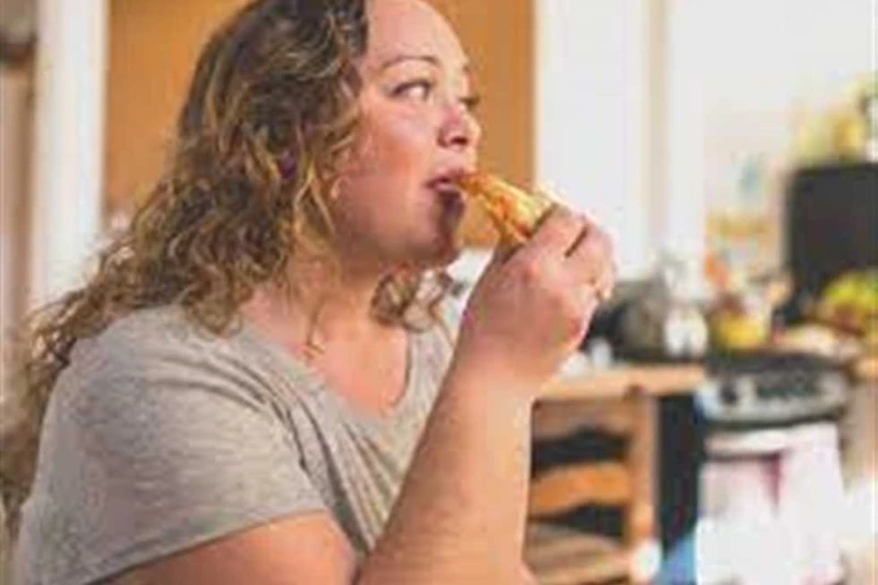 جميعهم فوق 18 عاما.. عميد سابق بالقومي للتغذية: 75 من المصريين مصابون بالسمنة (فيديو) كشفت الدكتورة جيهان فؤاد، العميد السابق للمعهد القومي للتغذية،