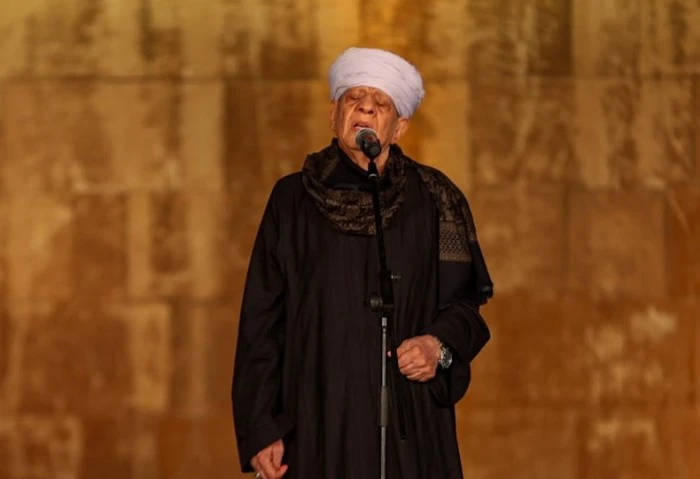 جايلك من قنا، ياسين التهامي يصافح أحد محبيه بمهرجان القلعة (فيديو) انتهى قبل قليل، حفل الشيخ ياسين التهامي، الذي أحياه ضمن فعاليات الدورة ال 32 بمهرجان القلعة، الذي تنظمه دار الأوب