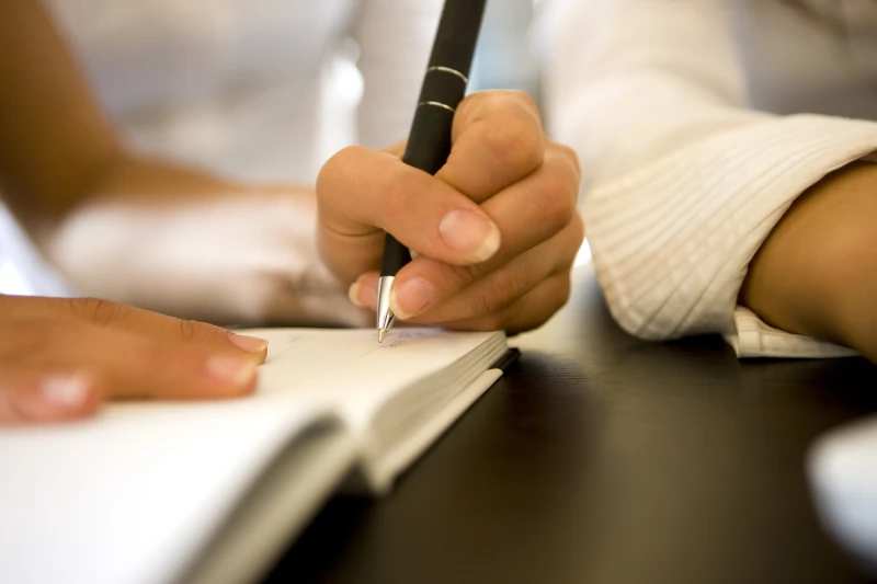 يحتفل العالم اليوم الموافق 13من أغسطس باليوم العالمي الي مستخدمي اليد اليسرى، ويتيح هذا اليوم إلى الملايين من العسر للاهتمام بانجازتهم و تحدياتهم في