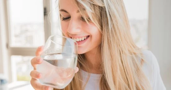 تناول الماء مباشرة بعد تناول الطعام قد يضعف عملية الهضم، ويمكن أن يؤدي سوء الهضم إلى تكوين سموم، التي ترتبط بقضايا صحية مختلفة والحفاظ على عملية