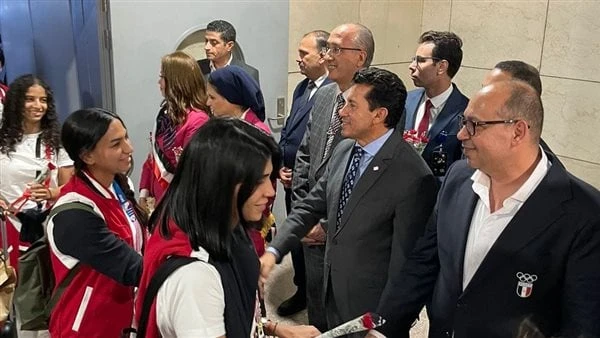 بالطبل والمزمار البلدي .. استقبال حافل ل أحمد الجندي وسارة سمير فيديواستقبل الدكتور أشرف صبحي وزير الشباب والرياضة، أبطال الأولمبياد،أحمد الجندي وسارة سمير المتوجين بميداليتي البعث