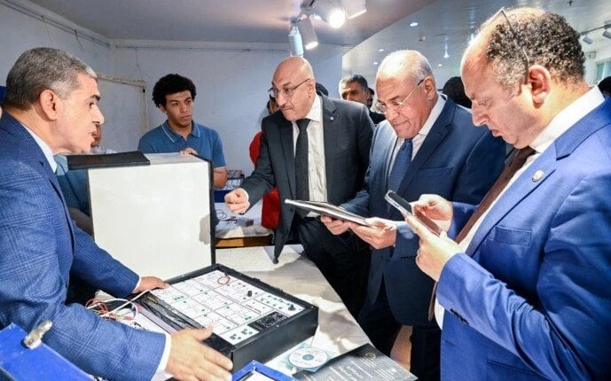 طلاب جامعة حلوان يفاجئون رئيس الهيئة العربية للتصنيع بقائمة ابتكارات متنوعةاستقبل الدكتور السيد قنديل، رئيس جامعة حلوان، اللواء أركان حرب مهندس مختار