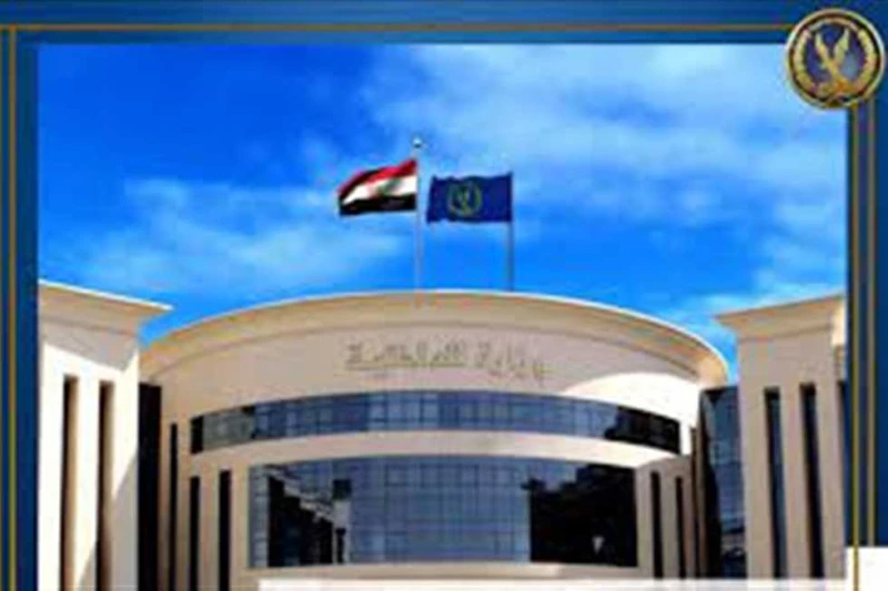 الداخلية توضح حقيقة وفاة رهبان وطفل أمام أحد الأديرة بأسيوط أصدرت وزارة الداخلية توضيحا لحقيقة وفاة رهبان وطفل أمام أحد الأديرة في أسيوط. قالت