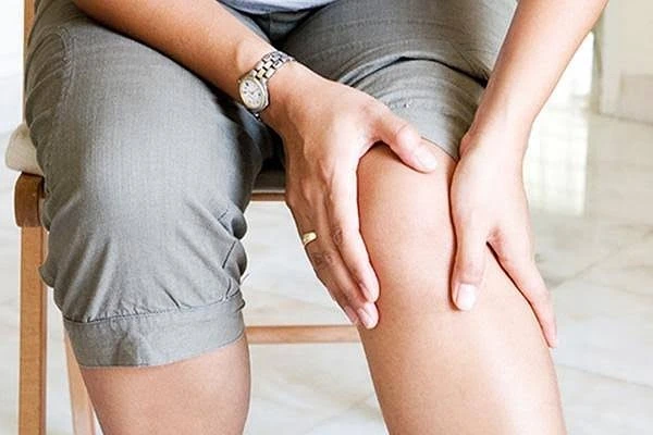 تعرف على أسباب هشاشة العظام لدى النساء وأفضل طرق الوقاية للحوامل.إن خطر الإصابة بكسور الفخذ لدى النساء يعادل خطر الإصابة بسرطان الثدي والرحم والمبيض،