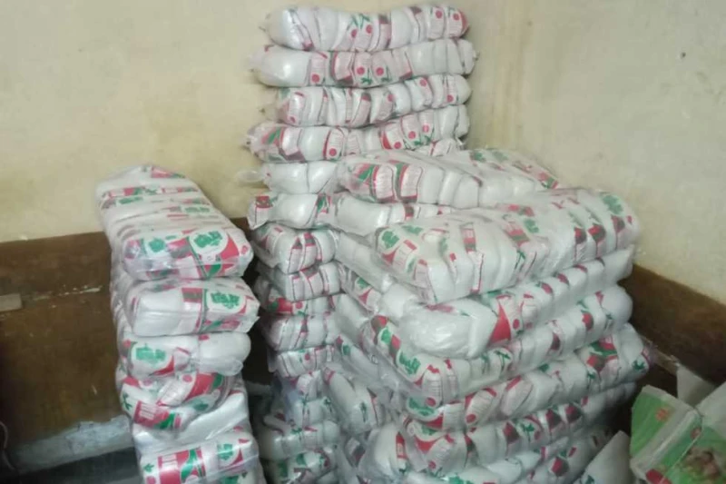 ضبط 1.8 طن مواد غذائية مجهولة المصدر داخل أحد المخازن بالعاشر من رمضان كثفت الأجهزة الرقابية بالشرقية،بالتنسيق مع مباحث التموين،وجهاز حماية المستهلك،