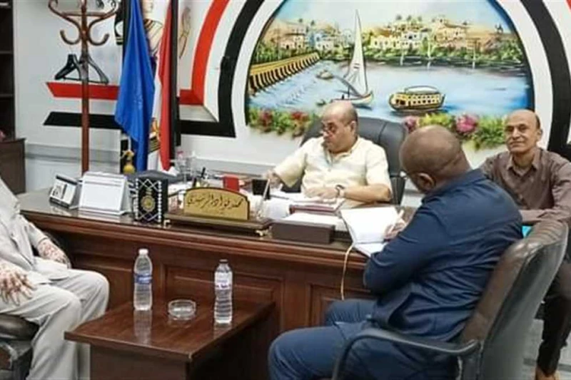 مدير تعليم أسوان والقنصل السودانى يناقشان أوضاع الطلاب السودانيين التقى محمد فؤاد الرشيدى وكيل أول وزارة التربية والتعليم بأسوان اليوم، السفير عبدالقادر عبدالله القنصل العام لجمهور