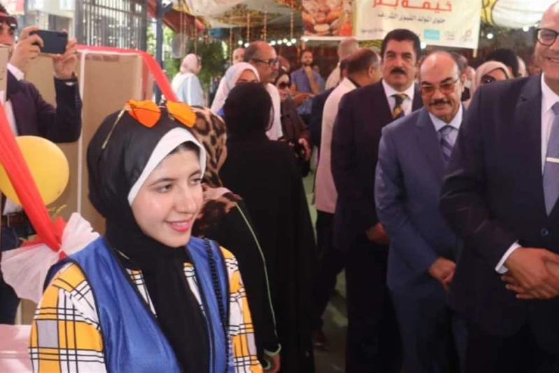 ب ثلاجة وغسالة.. محافظ القليوبية يشارك 20 فتاة يتيمة فرحتهن بمناسبة زفافهن احتفالا بالعيد القومى لمحافظة القليوبية قام المهندس أيمن عطية محافظ القليوبية، بتسليم عدد من الأجهزة الكه