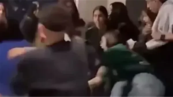 ضربوا بعض .. خناقة في لوكيشن تصوير مسلسل برغم القانون علم افاق عربية ان هناك مشادة كبيرة حدثت بين الفنان محمد القس ، مع المخرج المنفذ لمسلسل برغم