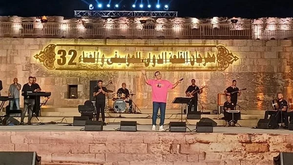 مراسيل.. إيهاب توفيق يشيد بجمهور مهرجان القلعةشدى الفنان إيهاب توفيق خلال حفلته بمهرجان القلعة للموسيقى والغناء بباقة من أشهر أغانيه منها الله عليك يا سيدي، ومراسيل وغيرها.وأشاد إي