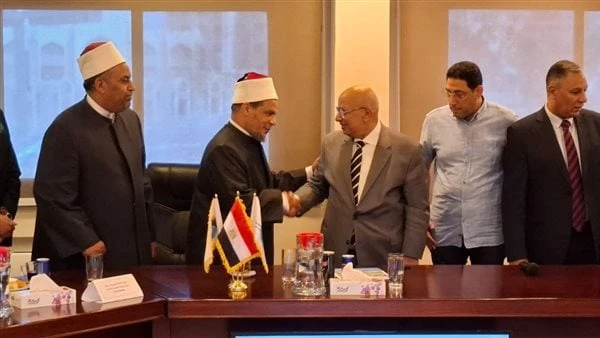 رئيس مياه القاهرة يؤكد على ضرورة محاربة رش الشوارع وغسيل السياراتعقدت شركة مياه الشرب بالقاهرة برئاسة المهندس مصطفى الشيمى رئيس مجلس إدارة الشركة