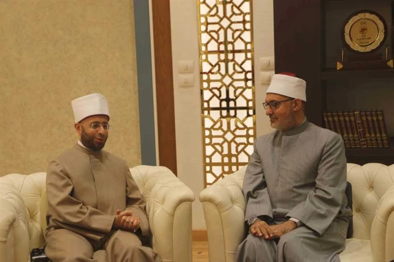 مفتي الجمهورية يستقبل وزير الأوقاف ويؤكد: تضافر جهود المؤسسات الدينية ركيزة الاستقرار استقبل الدكتور نظير عياد -مفتي الجمهورية، رئيس الأمانة العامة