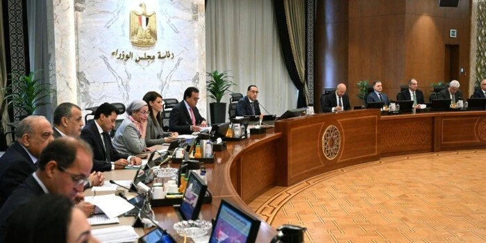 الحكومة: الحبس وغرامة مليون جنيه لمن يسير تحت العلم المصري سفينة غير مسجلةوافق مجلس الوزراء، على عدد من مشروعات القوانين الخاصة بتعديل بعض أحكام