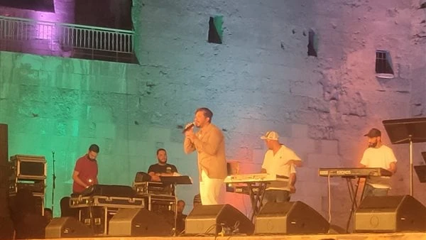 والدة مصطفى حجاج حاضرة وتدعمه بحفل مهرجان القلعةحرصت والدة النجم مصطفى حجاج على حضور حفله بمهرجان القلعة للموسيقى والغناء ودعم ابنها.ووجه مصطفى لها