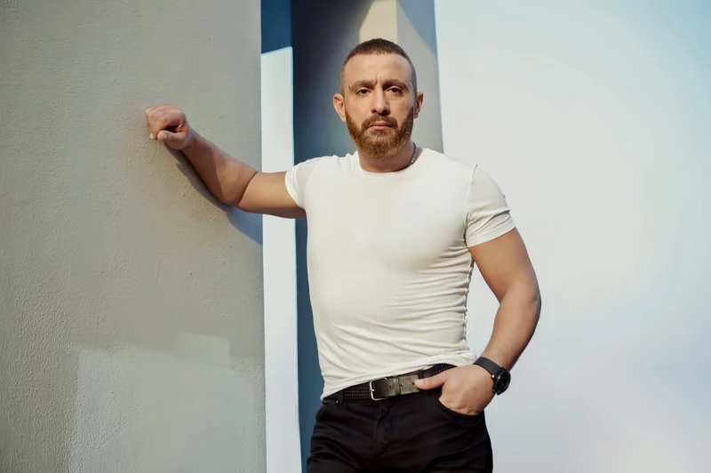 أحمد السقا يعتذر إلى أصالة نصري في بيت السعد.. ويكشف تعرضه ل علقة موت لا ينساها. حل الممثل المصري أحمد السقا، ضيفا على برنامج بيت السعد، الذي يقدمه الشقيقان أحمد وعمرو سعد على شاشة