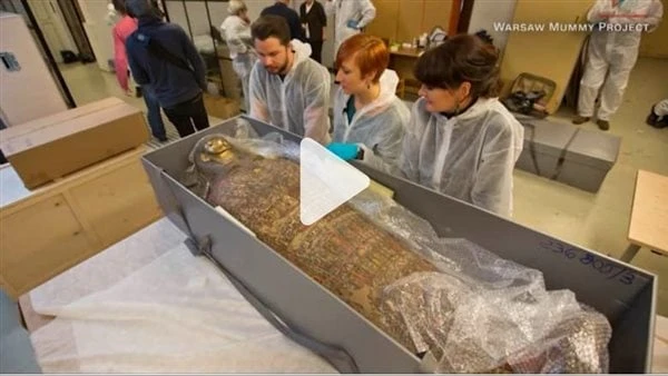 بداخلها قدم صغيرة.. علماء: المومياء المصرية للكاهن امرأة حامل اكتشف مجموعة من العلماء في وارسو، أن المومياء المصرية التي تم إكتشافها منذ عام 1920 وكانت لكاهن ذكر منذ حوالي 100 عام،