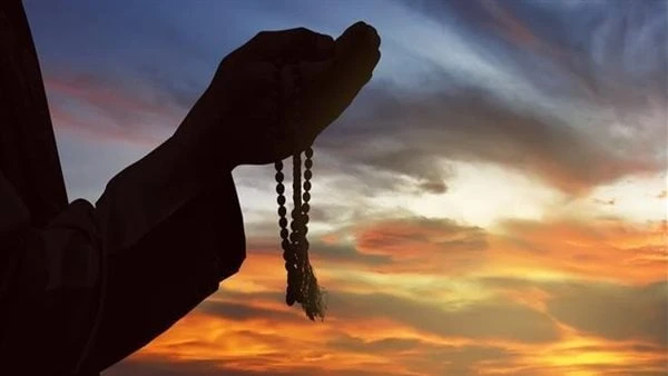 ذكر عظيم ردده تنال ملايين الحسنات في دقيقةكشف الدكتور أيمن أبو عمر، وكيل وزارة الأوقاف المصرية لشئون الدعوة، عن ذكر عظيم من قاله فى الليل والنهار نال