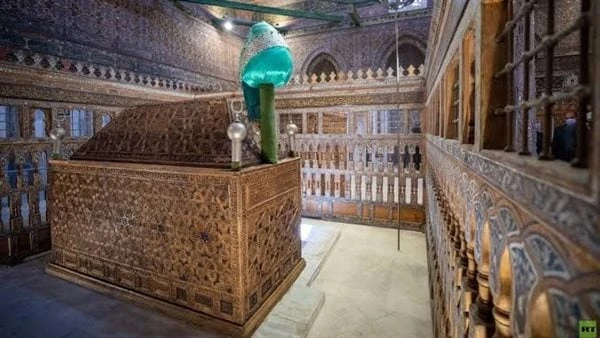 هل التبرك بقبور الأنبياء والصالحين محظور شرعا؟.. دار الإفتاء تحسم الجدلورد إلى دار الإفتاء المصرية، سؤال يقول صاحبه (هل يجوز المسح على قبور الأنبياء والصالحين وتقبيلها؟وقالت دار ال