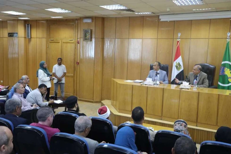 محافظ المنيا يبحث تفعيل مبادرة تنمية وبناء الإنسان عقد اللواء عماد كدواني محافظ المنيا اليوم السبت، اجتماعا موسعا لمناقشة خطط ورؤى المراكز والمديريات