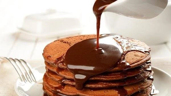 طريقة تحضير بان كيك بالنوتيلاالبان كيك هو واحد من أكثر الأطباق المحببة والمناسبة للإفطار أو الحلويات. ويمكن تقديمه بعدة طرق مختلفة، ولكن بان كيك