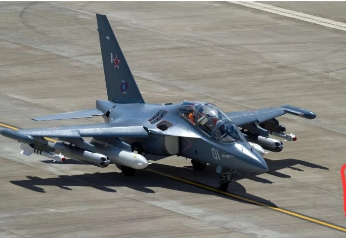 كشفت روسيا عن طائرة مطورة متعددة المهام، يمكنها العمل كمقاتلة خفيفة أو لتدريب الطيارين.شركة الروسية كشفت خلال فعاليات منتدى الجيش-2024 عن نموذج